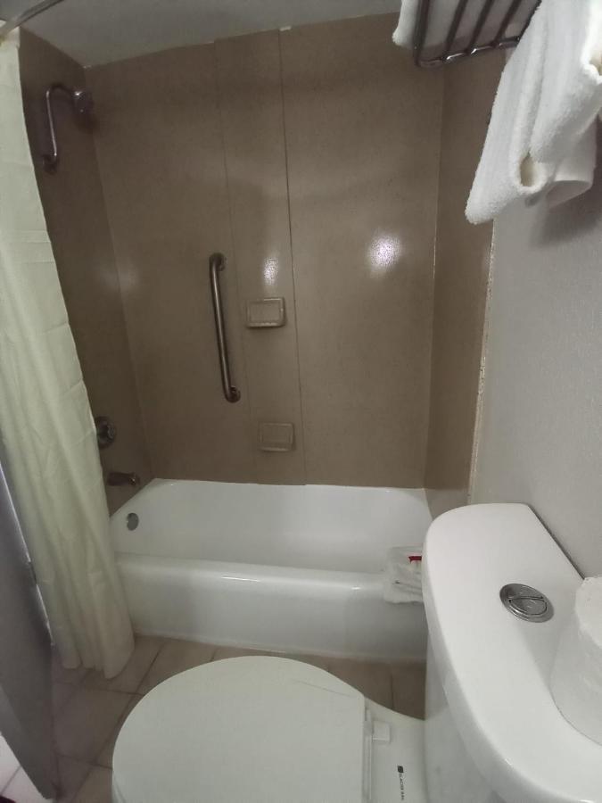 Travelodge By Wyndham Petersburg Esterno foto